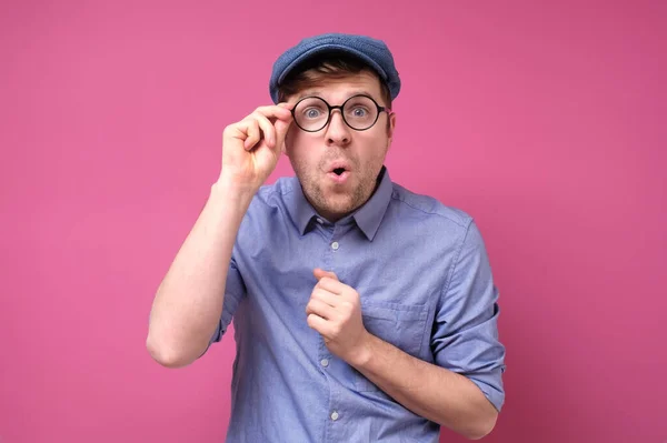 Sorprendido Hombre Guapo Sombrero Verano Gafas Ser Sorprendido Estudio Plano — Foto de Stock