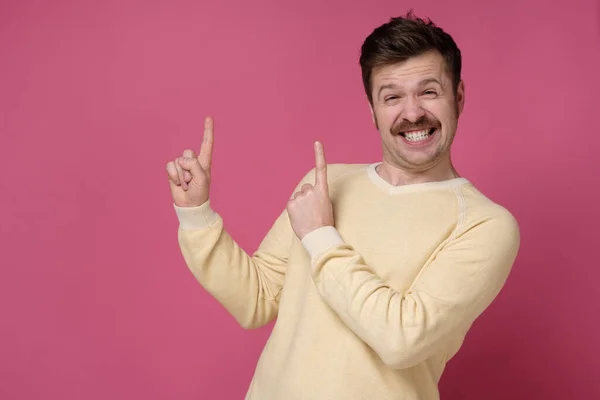 Jovem Bonito Com Bigode Engraçado Mostrando Lado Copyspace Preste Atenção — Fotografia de Stock