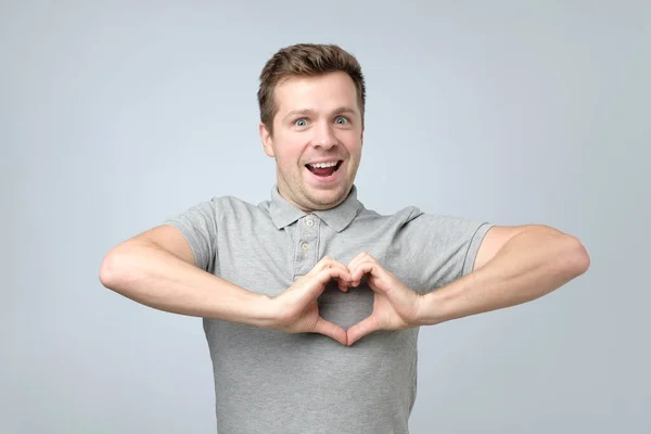 Hij Maakt Een Hartvormig Symbool Met Zijn Vingers Gezondheidszorg Geneeskunde — Stockfoto