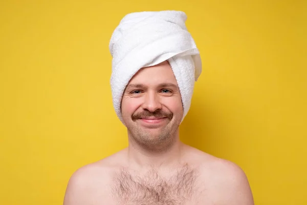 Divertido Joven Caucásico Con Bigote Toalla Blanca Cabeza Sonriendo Cámara —  Fotos de Stock