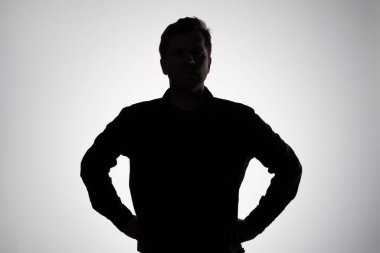 Gri stüdyo duvarında erkek silueti var. Stüdyo çekimi