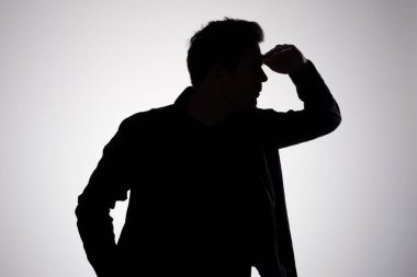 Gri stüdyo duvarında erkek silueti var. Anonim kavram