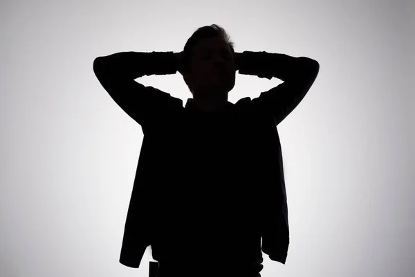 Männersilhouette auf grauer Studiowand. Anonymisierungskonzept — Stockfoto