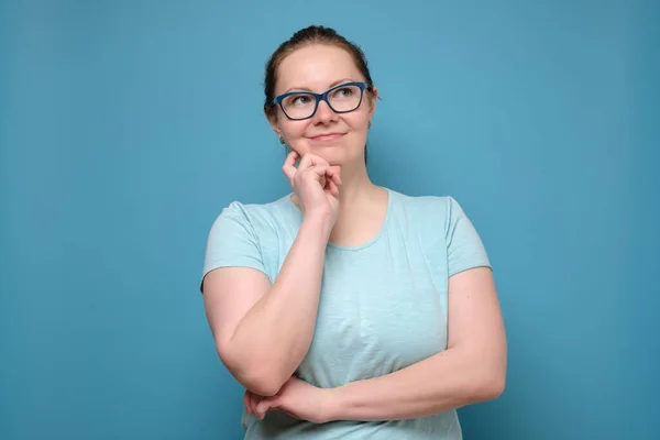 Pensando mulher branca madura em óculos pensando fazendo um plano sorrindo — Fotografia de Stock