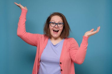 Muhteşem beyaz görünümlü, şaşkın bir kadın heyecanlanıyor..