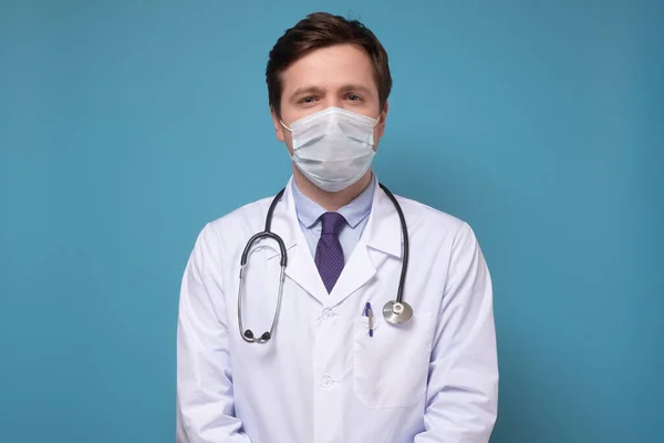 Medico o medico in posa con una maschera facciale — Foto Stock