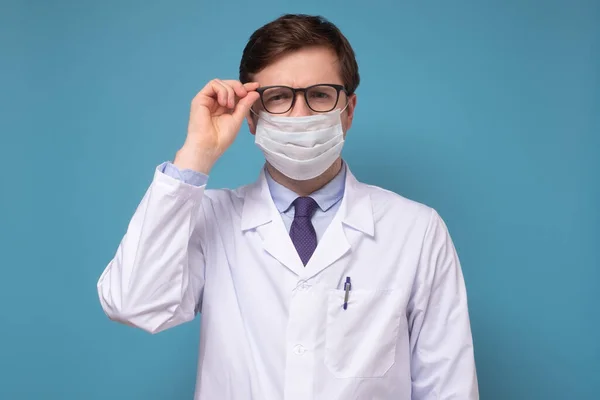 Medico o medico in posa con una maschera facciale — Foto Stock