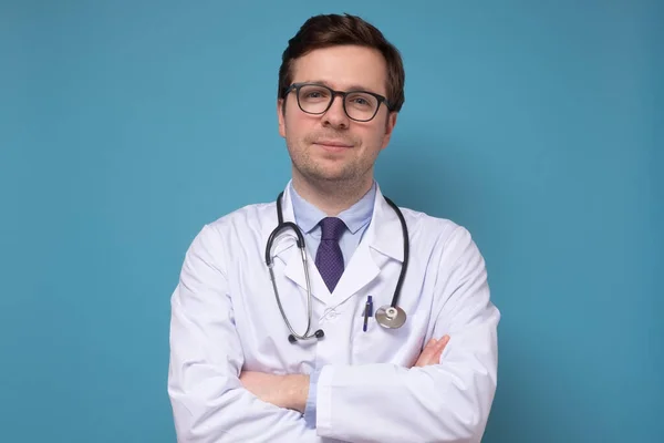 카메라 앞에서 자신있게 웃고 있는 백인 의료 의사의 초상화 — 스톡 사진