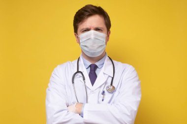 Yüz maskesi takan doktor ya da doktor.