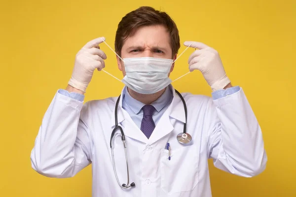 Medico o medico in posa con una maschera facciale — Foto Stock