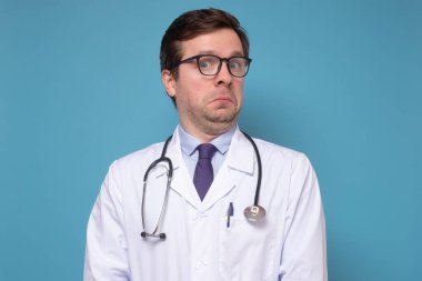 Kafası karışmış erkek doktor prosedürden emin değil