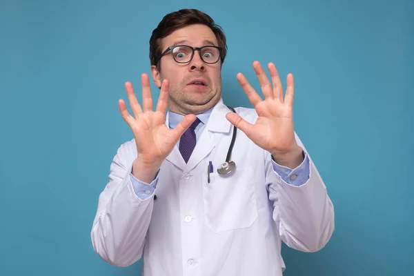 Нервовий привабливий чоловік студент-медик залякує чогось складного — стокове фото