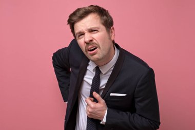 Şüpheli ve şüpheyle bakan komik bıyıklı beyaz bir genç..