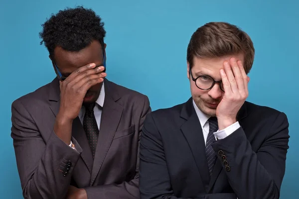 Qué hacer ahora concepto. Dos empresarios estresados haciendo gesto de facepalm —  Fotos de Stock