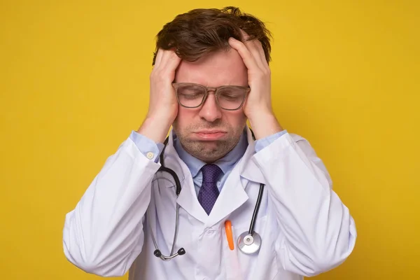 Trött man läkare i glasögon massage tempel, lider av plötslig huvudvärk. — Stockfoto