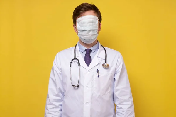 Médico ou médico posando com várias máscaras faciais em isolado em fundo amarelo . — Fotografia de Stock