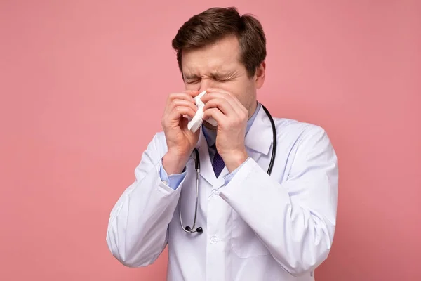 Gammal sjuk läkare nyser, är sjuk i influensa. — Stockfoto