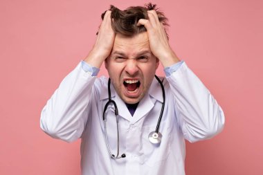 Olgun Kafkasyalı doktor gergin ve endişeli..