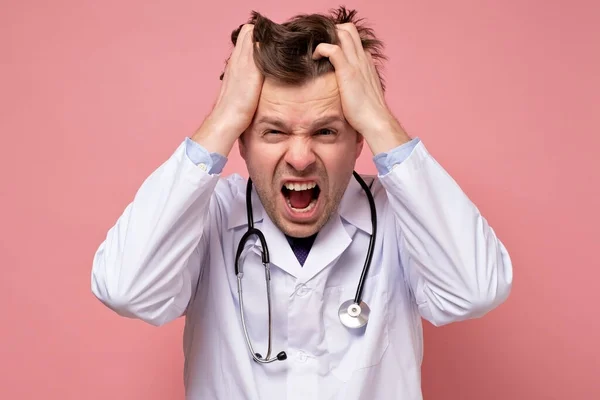 Gammal kaukasisk läkare man känner sig nervös och mycket orolig. — Stockfoto