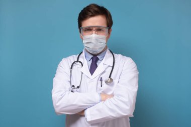 Yüz maskesi takan doktor ya da doktor.