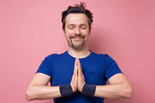 Pacífico hombre divertido con bigote en la mano en namaste o la oración, meditando . —  Fotos de Stock