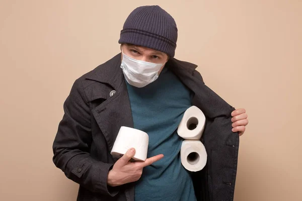 Homem especulador segurando vários rolos de papel higiênico. Queres comprá-lo? — Fotografia de Stock