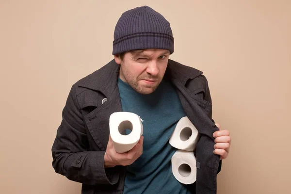 Especulador hombre sosteniendo varios rollos de papel higiénico. ¿Quieres comprarlo? —  Fotos de Stock