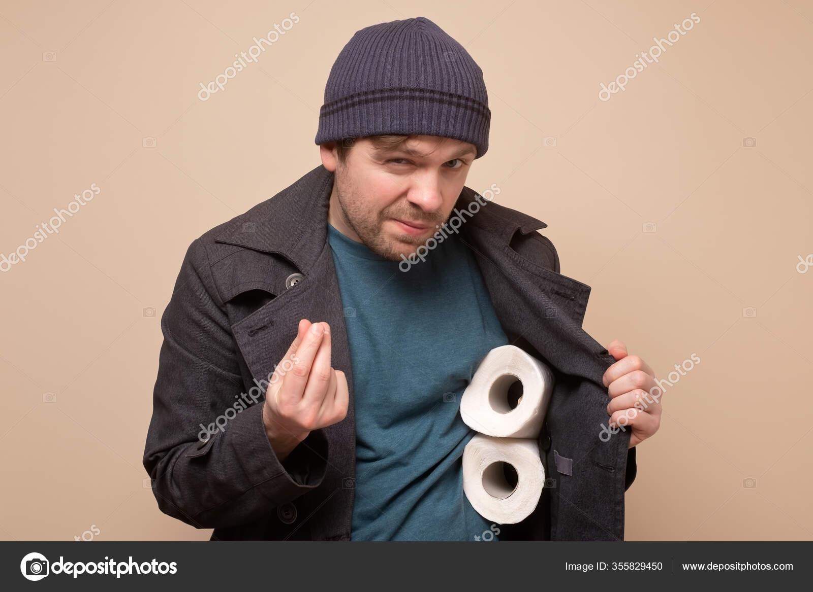 Herunterladen - Junger kaukasischer Krämer mit mehreren Rollen Toilettenpapier. Wollen Sie es kaufen? Defizit in Geschäften wegen Coronavirus-Panik — Stockbild Krämer hält mehrere Rollen Toilettenpapier in der Hand. Wollen Sie es kaufen? — Stockfoto
