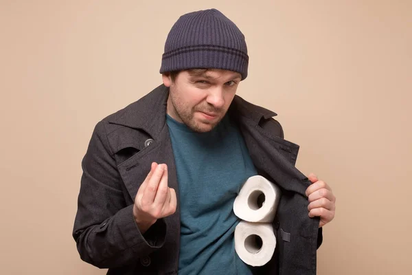 Hombre huckster sosteniendo varios rollos de papel higiénico. ¿Quieres comprarlo? —  Fotos de Stock