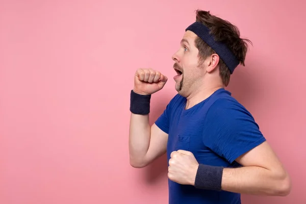 Hombre guapo divertido con bigote divertido corriendo rápido en la pared rosa . —  Fotos de Stock