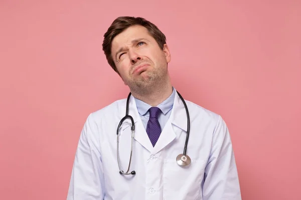 Medelålders Manlig Läkare Som Känner Sig Arg Och Trött Vit — Stockfoto