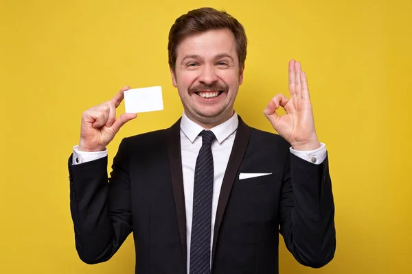 Feliz Hombre Caucásico Emocionado Mostrando Tarjeta Crédito Blanco Mostrando Gesto —  Fotos de Stock