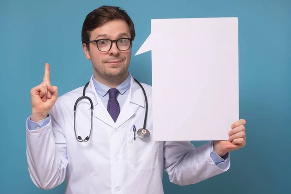 Young Caucasian Doctor Pointing Showing Copyspace Smiling Looking Camera Confident — Stock Photo, Image