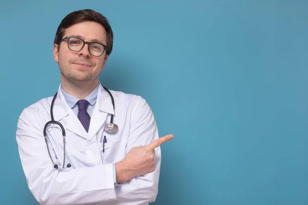 Young Caucasian Doctor Pointing Showing Copyspace Smiling Looking Camera Confident — Stock Photo, Image