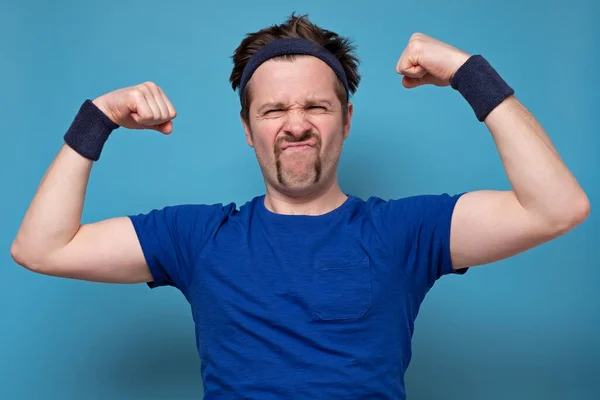 Joven Hombre Guapo Divertido Con Celebración Brazo Hacia Arriba Para — Foto de Stock