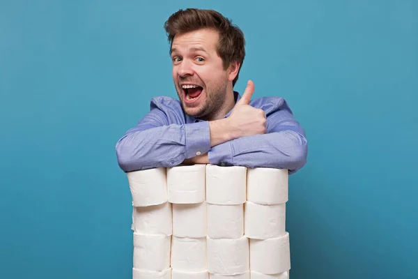 Emocionado Hombre Caucásico Feliz Sosteniendo Una Pila Papel Higiénico Que —  Fotos de Stock