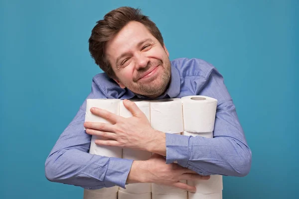 Emocionado Hombre Caucásico Feliz Abrazando Una Pila Papel Higiénico Aislado —  Fotos de Stock