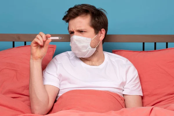 Hombre Enfermo Acostado Cama Comprobando Temperatura Casa Captura Estudio —  Fotos de Stock