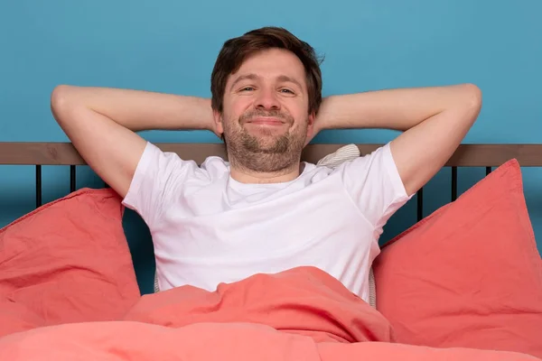 Молодий Чоловік Тримає Посміхаючись Впевнено Схрещеними Обіймами Відпочиваючи Один Ліжку — стокове фото
