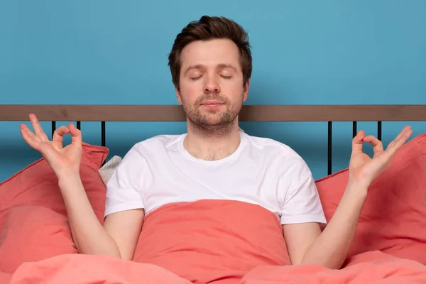 Rahat Bir Adam Evde Karantinada Yatakta Meditasyon Yapar Rahatlamaya Çalışır — Stok fotoğraf