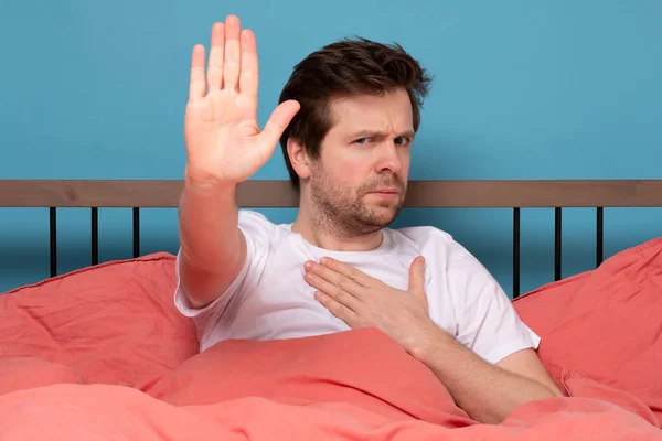 Benadrukt Kaukasische Jongeman Tonen Stop Gebaar Zitten Aan Het Bed — Stockfoto