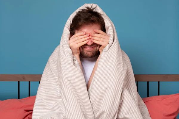 Joven Asustado Cubriendo Cara Con Estrés Sentado Cama Concepto Cuarentena — Foto de Stock