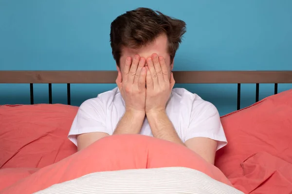 Наляканий Молодий Чоловік Вкриває Обличчя Стресом Сидячи Ліжку Концепція Карантину — стокове фото