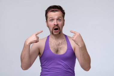 Eski spor gömlekli genç fitness adamı şaşırdığını işaret ediyor. Benim konseptim