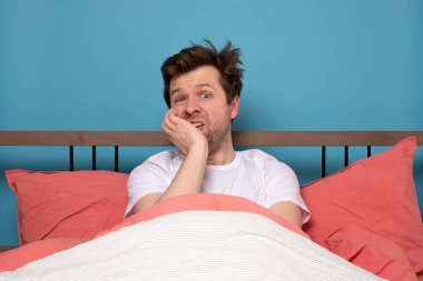 Yorgun ve stresli bir adam uykusuzluktan bitap düşmüş ya da depresyonda olmak yatakta düşük enerjiye sahiptir. Stüdyo çekimi