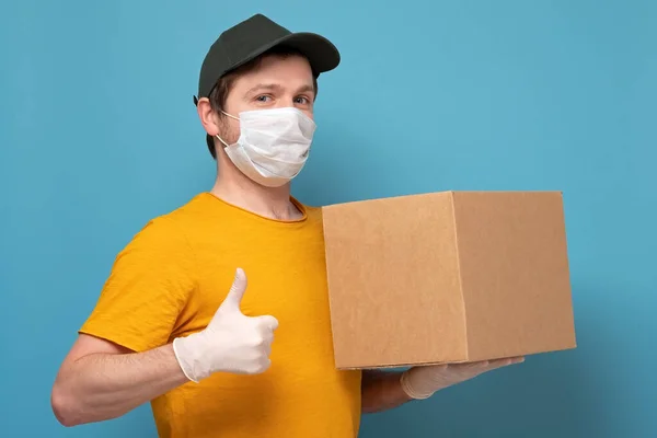 Smiling Young Delivery Man Medical Mask Holding Carrying Cardbox Thumb — Stock Photo, Image