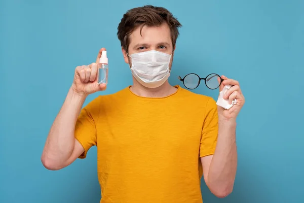 Hombre Caucásico Con Máscara Médica Desinfectando Las Gafas Precaución Contra —  Fotos de Stock