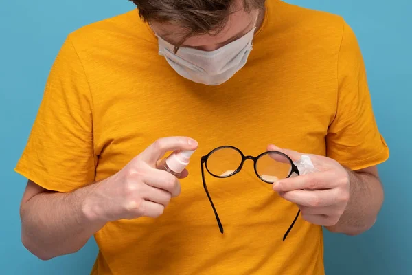 Hombre Caucásico Con Máscara Médica Desinfectando Las Gafas Precaución Contra —  Fotos de Stock