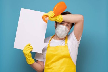 Evi ve kopyalama alanını temizlemek için bir şişe anti-bakteriyel sabun spreyli beyaz. Dezenfeksiyon ve hijyen konsepti. Mavi arkaplanda izole.