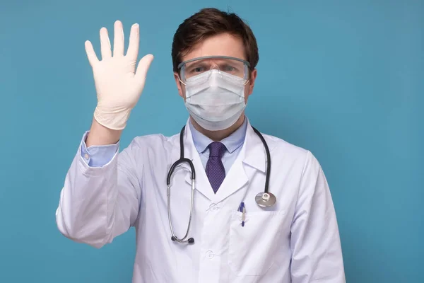 Dottore Camice Bianco Mostra Sua Mano Numero Cinque Sfondo Blu — Foto Stock